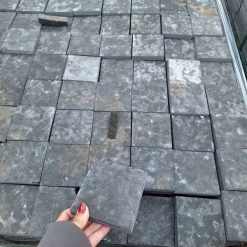 Đá bazan khò mặt kích thước 10×10, 20,30,40 cm lát sân